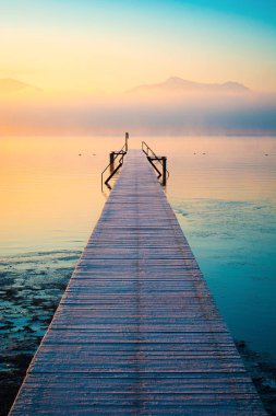 Jetty dağ gölünde, Chiemsee Alplerinde, Bavyera Alplerinde, sisli bir kış sabahı şafağında.