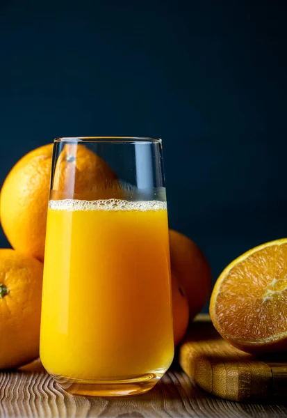 Ein Glas Orangensaft Mit Orangen — Stockfoto
