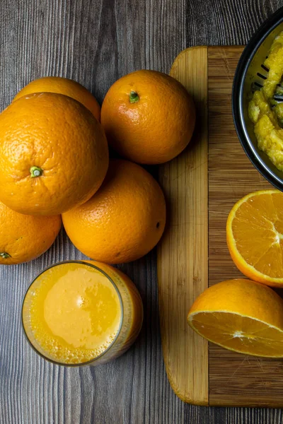 Ein Glas Orangensaft Mit Umliegenden Orangen Von Oben Gesehen — Stockfoto