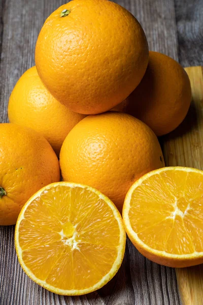 積み重ねたオレンジと切ったオレンジのクローズアップ — ストック写真