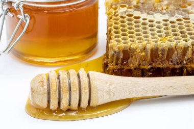 Balpeteği ve bal çubuğunun yanındaki bal kavanozuna yaklaş.