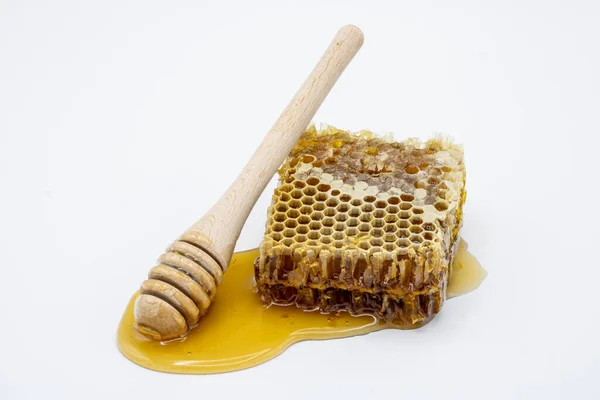 Wabe Mit Honig Und Honiglöffel Isoliert Auf Weißem Hintergrund — Stockfoto