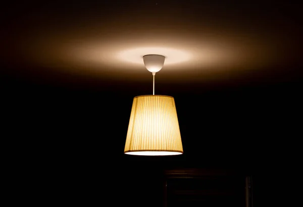 Beleuchtete Lampe Dunkeln — Stockfoto