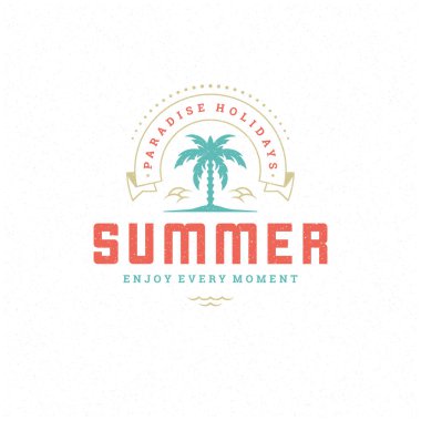 Yaz tatili etiketi ya da rozet tipografisi slogan tasarımı poster ya da tebrik kartı çizimi için. Palmiye ağacı sembolü.