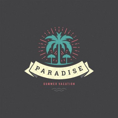 Yaz tatili etiketi ya da rozet tipografisi slogan tasarımı poster ya da tebrik kartı çizimi için. Tropik ada sembolü.