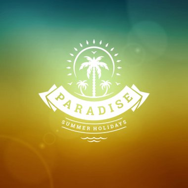 Yaz tatili etiketi ya da rozet tipografisi slogan tasarımı poster ya da tebrik kartı çizimi için. Tropik ada sembolü.