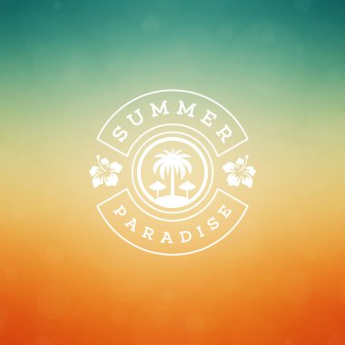 Yaz tatili etiketi ya da rozet tipografisi slogan tasarımı poster ya da tebrik kartı çizimi için. Palmiye ağacı sembolü.