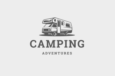 Kamp minibüsü gezintisi yaz yolculuğu macerası retro logo tasarım şablonu izometrik vektör çizimi. Kamp otobüsü aile turizmi gezi ulaşım amblemi