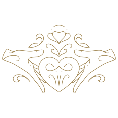 Antik insan elleri, bahar çiçeği tek renkli ikon resimli zarif kalp şeklini tutuyor. Romantik kollar ve sevgi dolu bir aşk sembolü.