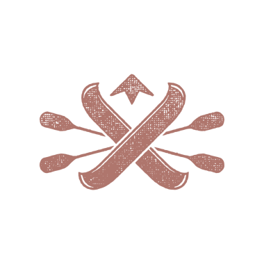 Siyah kürek ve kano logosu dağ zirvesinin silueti elle çizilmiş pul efekti illüstrasyonuyla kesişti. Poster veya etiket dekorasyonu için eski kağıt üzerindeki klasik grunge dokusu.