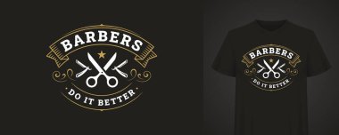 Siyah tişörtlü, dekoratif elementlerle çevrili, makas ve tarak kaplı zarif bir rozet. Giysiler, kuaför reklamları ve moda baskıları için uygun. Vektör illüstrasyonu