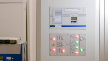 Kesintisiz güç kaynağı sistemi yakın plan. Kırmızı ve yeşil ışıklı kontrol paneli.