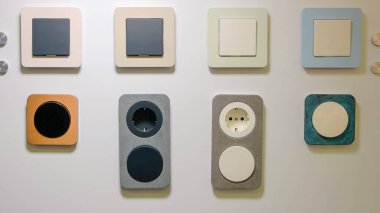 Değişik prizleri ve düğmeleri olan beyaz bir duvar. Avrupa ev elektriksel ekipmanları.