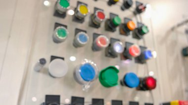 Üretim hattı kontrol paneli. Çok renkli düğmeler. Üretim ve elektrik kavramı.