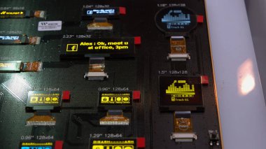 Çeşitli parametreleri olan birçok ekranı olan çip. Dijital grafik teknolojisi tahtası.