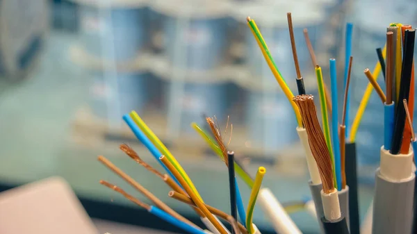 Görünür Bakır Kabloları Olan Yakın Çekim Kabloları Birçok Kesik Kablo — Stok fotoğraf