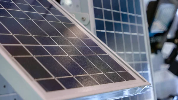 Große Led Leuchten Und Solarpaneele Drinnen Studio Solarzellen Zur Stromerzeugung — Stockfoto