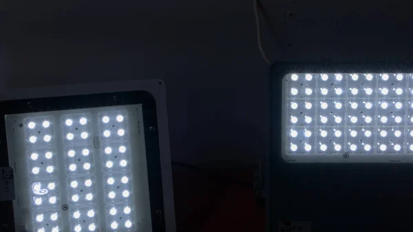 Кілька Яскравих Проекторів Темній Кімнаті Світлодіодні Діодні Ліхтарі — стокове фото