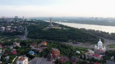 Anavatan Anıtı 'nın ve Kiev' deki İkinci Dünya Savaşı Müzesi 'nin havadan görünüşü. Gün batımında nehir manzarası.