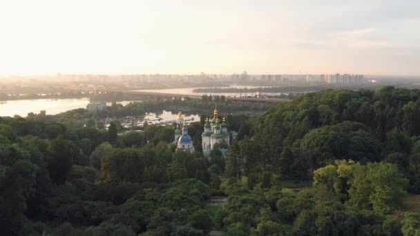 Landschaft Der Orthodoxen Kirche Mit Fluss Und Bäumen Drohnenblick Aus — Stockvideo
