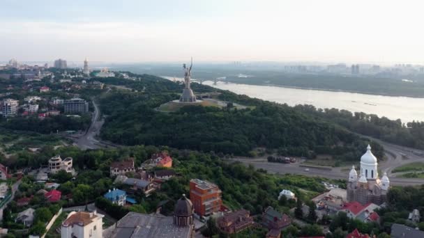 从空中俯瞰基辅的祖国纪念碑和第二次世界大战博物馆 日落时带河流的城市景观 — 图库视频影像