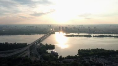 Küçük bir akşamın hava aracı görüntüsü. Köprünün üzerindeki Dnipro nehri..