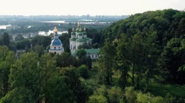 Nehir ve yeşil ağaçlı ortodoks kilisesinin manzarası. Uçan İHA 'dan görüntü.