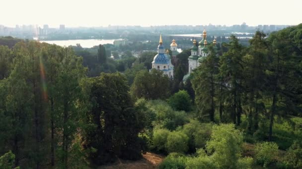 Stadtbild Mit Orthodoxer Slawischer Kirche Und Grünen Bäumen Kiewer Sommerlandschaft — Stockvideo