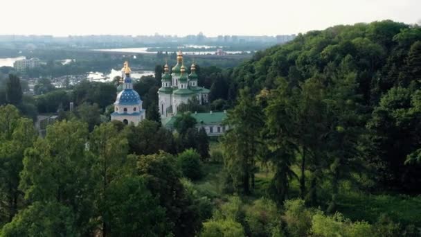 川や緑の木々と正統派教会の風景 ドローンからの眺め — ストック動画