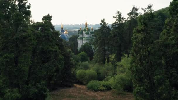 Árboles Verdes Del Parque Iglesia Ortodoxa Eslava Iglesia Cristiana Antigua — Vídeo de stock
