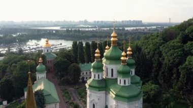 Yazın Ukrayna 'da Kiev Pechersk Lavra. Ortodoks kilisesinin üzerinde uçan İHA 'dan görüntü.