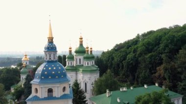 Dekoratif ortodoks Slav kilisesi ve Kiev küçük. Eski Dini Lavra Binası.