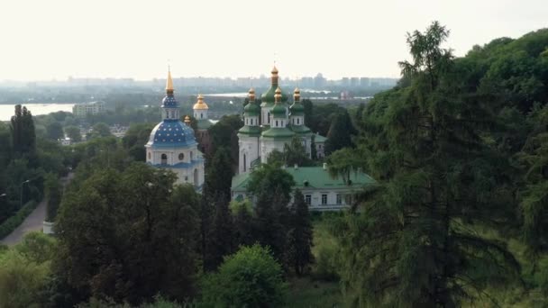 基辅古老的东正教历史教堂有大量的树木 绿树成荫的城市景观 — 图库视频影像
