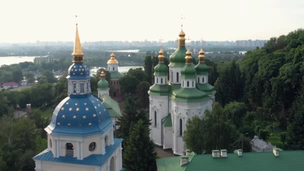 Antigua Iglesia Eslava Ortodoxa Histórica Árboles Verdes Vista Desde Avión — Vídeos de Stock