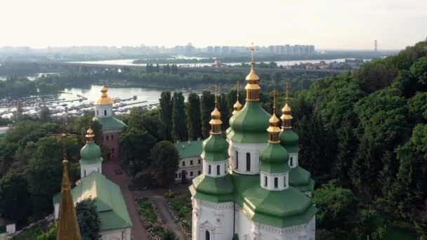 夏にウクライナのキエフPechersk Lavra 正統派教会上空を飛ぶ無人機からの眺め — ストック動画