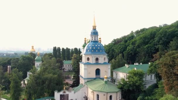 ウクライナのキエフPecherskラブラを表示します 緑と青のドームを持つ正教会 — ストック動画