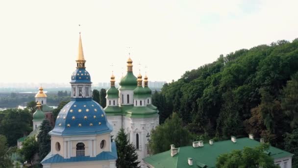 装飾的な正統派のスラブ教会とキエフの小さな 古い古代の宗教的なラブラの建物 — ストック動画