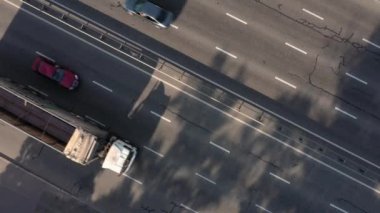 Ilımlı araba trafiği olan otobanın havadan görünüşü. Yolda bir sürü araba var..