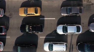Trafik sıkışıkken üst manzara hareket halindeki arabaları terk etti. Otoyolda bir sürü araba var..