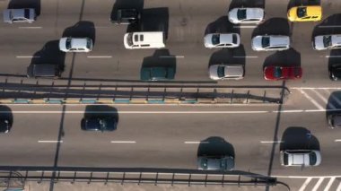 Otoyol üzerindeki bir çok arabanın havadan görüntüsü. Yolda trafik vardı..