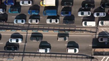 13.06.2019 - Ukrayna, Kyiv: Yoldaki trafik sıkışıklığının üst görüntüsü. En yoğun saat konsepti.