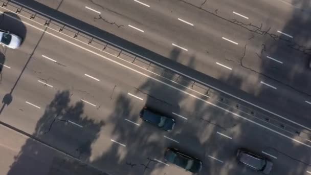 Αεροφωτογραφία Του Αυτοκινητόδρομου Γρήγορη Κίνηση Μέτρια Κυκλοφορία Αυτοκινήτων — Αρχείο Βίντεο