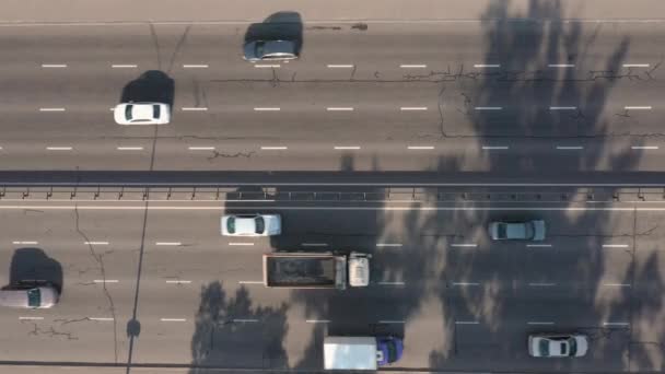 高速道路の空中トップビュー中程度の車のトラフィック 道路上の車両 — ストック動画