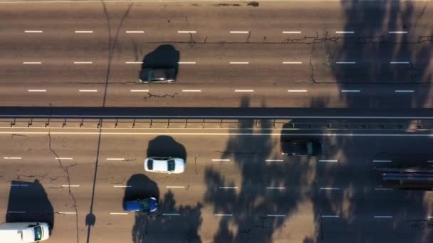 Ilımlı Araba Trafiği Olan Otobanın Havadan Görünüşü Yoldaki Arabalar — Stok video