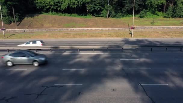 多くの車と高速道路の道路の側のビュー 高速道路の車の交通 — ストック動画