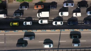 Trafik sıkışıklığının en üst görüntüsü. Yolda bir sürü araba var..