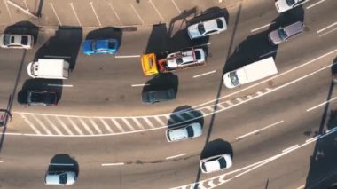 Yoldaki araba trafiğinin havadan görünüşü. Ilımlı araba trafiği olan otoyol.