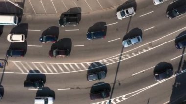 Otoyoldaki araç trafiğinin havadan görüntüsü. Orta karar araba trafiği.