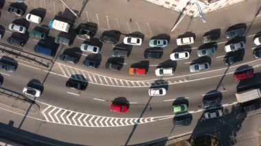 Trafik sıkışıklığında hareket eden arabaların havadan görüntüsü. Hızlı hareket.