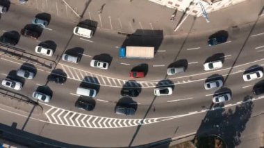 Trafik sıkışıklığında arabaların hava üst görüntüsü. Yoğun bir saatte otoyol..